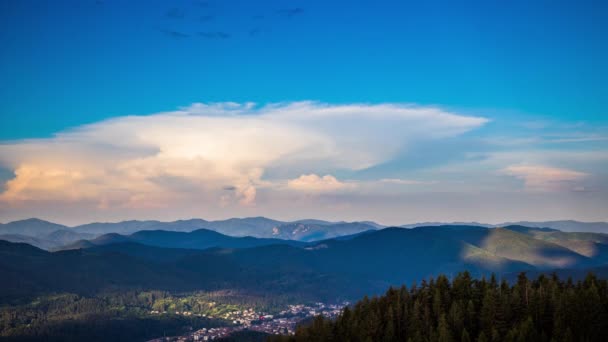 巨大な密度の高い危険な雲は スプルース常緑の森林 牧草地や村とロープ山脈の谷の深さに大きな爆発から空を横切って散乱します Uhd 8Kビデオ タイムラプス — ストック動画