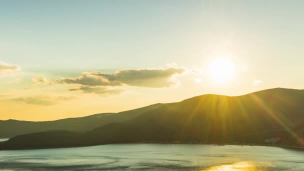 炎热炎热炎热的夏日阳光照亮了亚得里亚海的海岸和黑山山脉的斜坡 旅游胜地科托尔的旅馆里闪烁着金色的晚霞 Uhd 4K视频定时器 — 图库视频影像