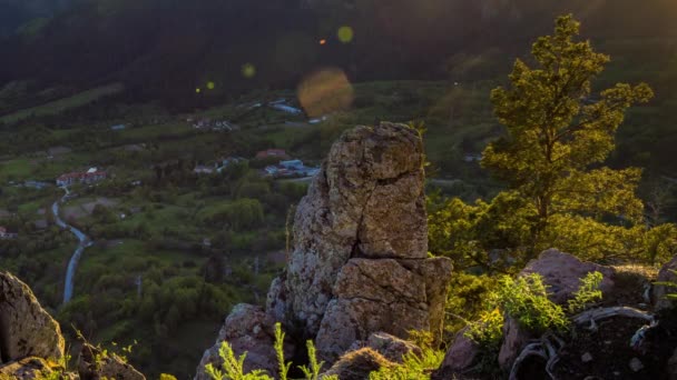 高い岩から古い村への眺め牛の散歩や家のための緑の牧草地とスプルースの森によって保護されたRodope山脈の山脈の間のSmolyan Uhd 4Kビデオ映像のタイムラプス — ストック動画
