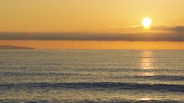Spokojne Niebieskie Bezkresne Morze Czarne Chłodną Wodą Odzwierciedlającą Światło Piaszczystą — Wideo stockowe