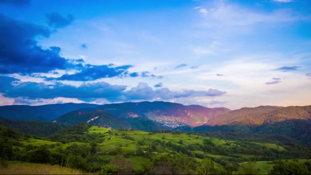 Multicolored Evening Sky Small Clouds Sunny Sunset Light Mountain Valley — Vídeos de Stock