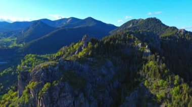 Yüksek kayadan eski köy kasabası Smolyan 'a sığır yürüyüşü için yeşil çayırlar ve ladin ormanlarıyla korunan Rodop Dağları' nın dağ sıraları arasındaki antik evler. UHD 4K video gerçek zamanlı