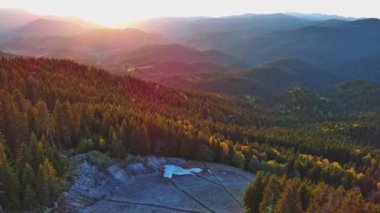 Güçlü, güvenilir metal kablolu bir turist asansörü, Rodop Dağları 'nın dağ sıralarının tepesinde, dikenli uzun tepeleri olan ladin ormanlarının arasından geçer. UHD 4K video gerçek zamanlı