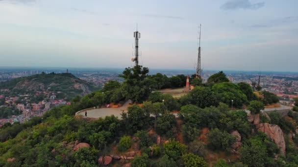 Дві Високі Сучасні Телекомунікаційні Вежі Розташовані Невеликому Зеленому Низькому Пагорбі — стокове відео