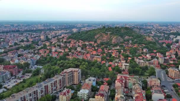 Oude Interberg Stad Plovdiv Met Oude Residentiële Huizen Groene Velden — Stockvideo