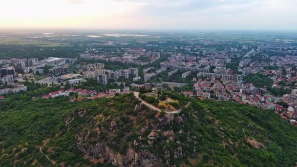 Oude Interberg Stad Plovdiv Met Oude Residentiële Huizen Groene Velden — Stockvideo