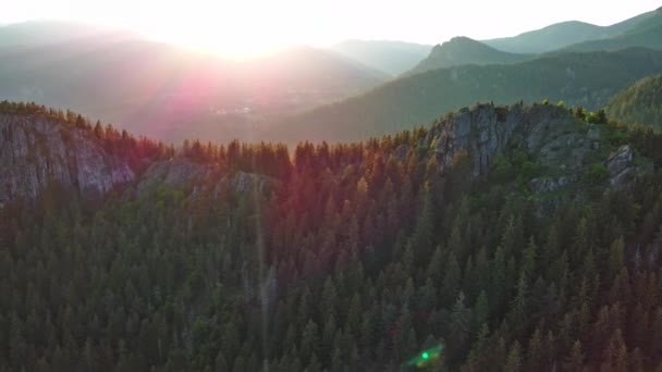 罗得岛山脉的高岩石野生山脉覆盖着绿色植被 而山谷的背景则覆盖着茂密的黑云密布的云杉林和蓝天 Uhd 4K视频实时处理 — 图库视频影像