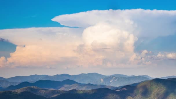 Огромные Плотные Опасные Облака Рассеиваются Небу Большого Взрыва Глубинах Долины — стоковое видео