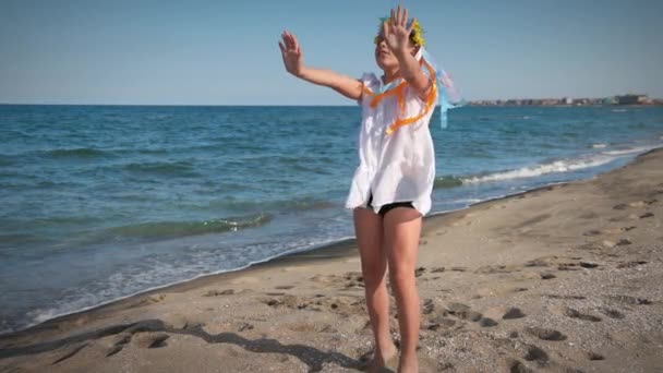 Mała Ukraińska Dziewczynka Białej Koszuli Kwiatowym Ukraińskim Wieńcem Skręcającymi Się — Wideo stockowe
