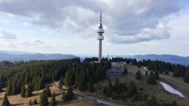Snezhana 'nın dağlık tepesindeki yüksek turist gözlem kulesi Rodop dağları ve tepelerindeki yeşil ladin yoğun ormanlarıyla kaplıydı. UHD 4K video gerçek zamanlı
