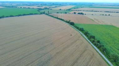 Hızlı, modern, hızlı arabalarla dolu dar, yüksek hızlı bir otoyol Rodop Dağları 'nın dağ vadileri arasındaki bitkilerle uçsuz bucaksız tarım tarlalarından geçiyor. UHD 4K video gerçek zamanlı