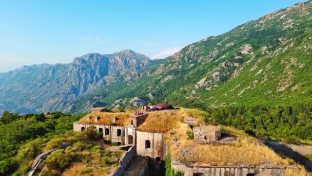 Fortaleza Histórica Topo Das Montanhas Montenegrinas Contra Pano Fundo Das — Vídeo de Stock