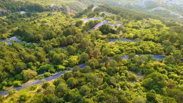 Estrada Montanha Sinuosa Incrível Lovcensky Serpentina Com Curvas Afiadas Perigosas — Vídeo de Stock