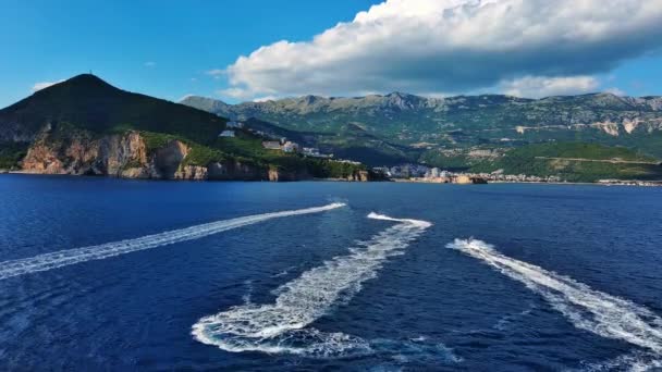 Vários Pequenos Barcos Motor Turísticos Flutuam Superfície Azul Mar Criando — Vídeo de Stock