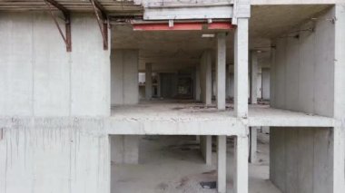 Rodop Dağları 'nın dağ ormanlarındaki vahşi vadisinde otoyol boyunca uzanan çok katlı ve bitmemiş büyük bir bina. UHD 4K video gerçek zamanlı