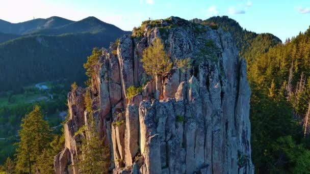 Rodop Dağlarının Yüksek Kayalık Sıradağları Yeşil Parlak Bitki Örtüsüyle Kaplı — Stok video
