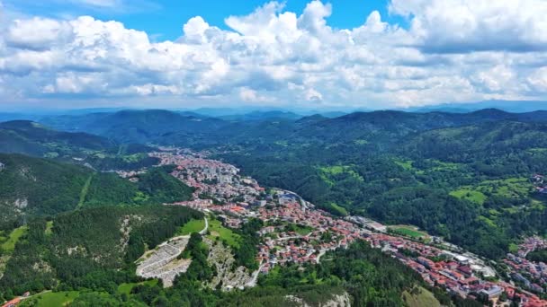 Yüksek Kayadan Eski Köy Kasabası Smolyan Sığır Yürüyüşü Için Yeşil — Stok video