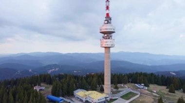 Snezhana 'nın dağlık tepesindeki yüksek turist gözlem kulesi Rodop dağları ve tepelerindeki yeşil ladin yoğun ormanlarıyla kaplıydı. UHD 4K video gerçek zamanlı