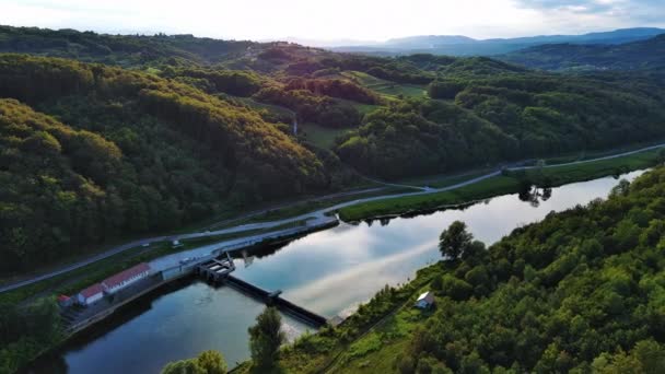 Küçük Bir Hidroelektrik Santrali Dar Sessiz Nehir Kupa Yeni Teknolojilere — Stok video