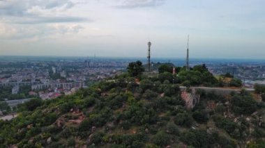 İki uzun çağdaş haberleşme kulesi, Rodop Dağları 'nın dağ vadisinde, Bulgaristan' ın kırsal bir dağ kasabası olan Filibe 'nin küçük yeşil alçak bir tepesinde yer alıyor. UHD 4K video gerçek zamanlı