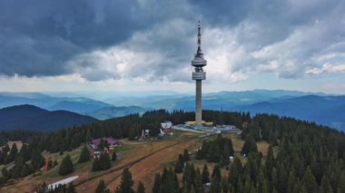 Snezhana 'nın dağlık tepesindeki yüksek turist gözlem kulesi Rodop dağları ve tepelerindeki yeşil ladin yoğun ormanlarıyla kaplıydı. UHD 4K video gerçek zamanlı
