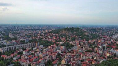 Eski yerleşim evleri ve yeşil tarlaları olan antik dağlararası Filibe kenti, Rodop Dağları ve ladin ormanları ve bulutlu gökyüzü ile kaplı tepelere karşı. UHD 4K video gerçek zamanlı