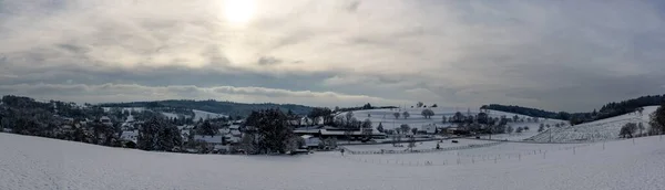 Panorama Dari Lembah Berbukit Dengan Lereng Tertutup Salju Dan Desa — Stok Foto