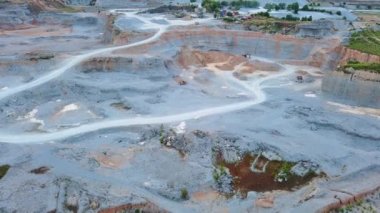 Bitkisel Karadağ 'ın doğasında büyük kum kraterleri ve dağların arka planında saf beyaz kumu çıkarmak için kullanılan modern ekipman ve makineler. UHD Video gerçek zamanlı 4K