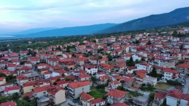 Küçük Yunan sakin kasabası Litochoro 'da kırmızı kiremit çatılı küçük evler ve dar sokaklar ile ünlü yüksek Olimpos Dağı ve bulutlu bir gökyüzü. UHD Video gerçek zamanlı 4K
