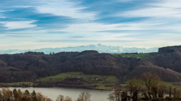 Der Ruhige Europäische Rhein Fließt Zwischen Hügeln Mit Dorfhäusern Dörfern — Stockvideo