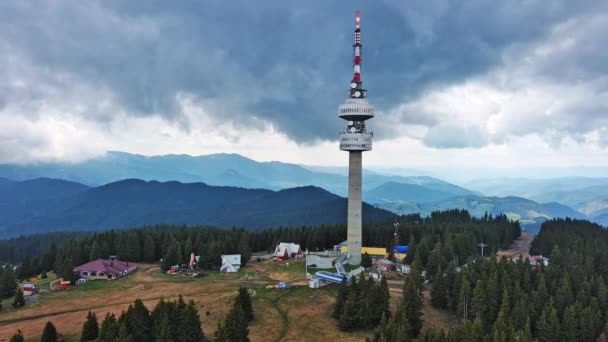 Det Höga Turist Utsiktstornet Snezhana Berget Toppen Snezhana Täckt Med — Stockvideo
