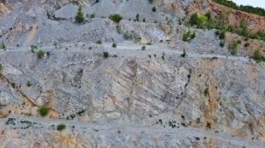 Rodop Dağları 'nın ve dağ bitkilerine karşı dolambaçlı yollarda zengin doğal basamaklı bir maden ocağı bulunmaktadır. UHD 4K video gerçek zamanlı