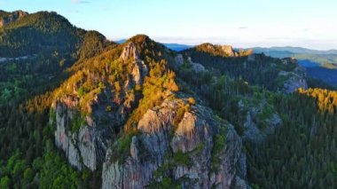 Yüksek kayadan eski köy kasabası Smolyan 'a sığır yürüyüşü için yeşil çayırlar ve ladin ormanlarıyla korunan Rodop Dağları' nın dağ sıraları arasındaki antik evler. UHD 4K video gerçek zamanlı