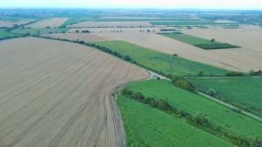 Hızlı, modern, hızlı arabalarla dolu dar, yüksek hızlı bir otoyol Rodop Dağları 'nın dağ vadileri arasındaki bitkilerle uçsuz bucaksız tarım tarlalarından geçiyor. UHD 4K video gerçek zamanlı
