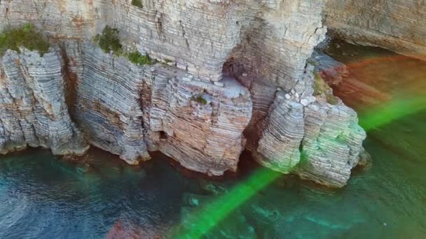 Καθαρά Γκρίζα Βράχια Επικίνδυνες Απότομες Πλαγιές Πάνω Από Θάλασσα Ήρεμα — Αρχείο Βίντεο