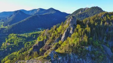 Yüksek kayadan eski köy kasabası Smolyan 'a sığır yürüyüşü için yeşil çayırlar ve ladin ormanlarıyla korunan Rodop Dağları' nın dağ sıraları arasındaki antik evler. UHD 4K video gerçek zamanlı