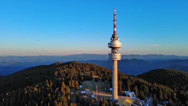 Wysoka Turystyczna Wieża Widokowa Snezhana Szczycie Góry Snezhana Pokryta Wiecznie — Wideo stockowe