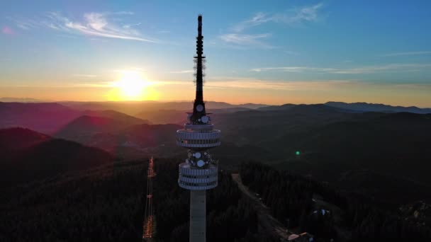 로도피 지대에 상록수의 숲으로 스네자나 관측탑이다 Uhd 비디오 실시간 — 비디오