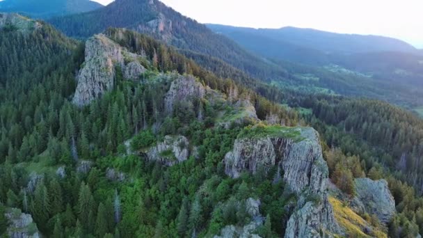 Hohe Felsige Wilde Bergkette Der Rhodopen Mit Grüner Vegetation Vor — Stockvideo