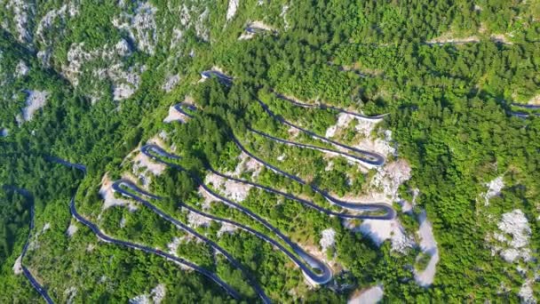 Ongelooflijk Kronkelende Bergweg Lovcensky Serpentine Met Gevaarlijke Scherpe Bochten Die — Stockvideo