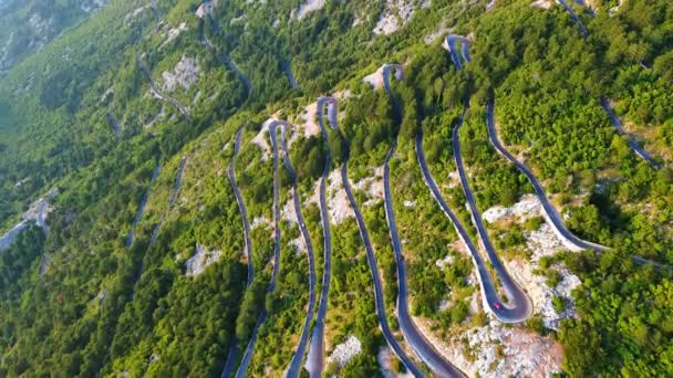 Otroligt Slingrande Bergsväg Lovcensky Serpentin Med Farliga Skarpa Svängar Som — Stockvideo
