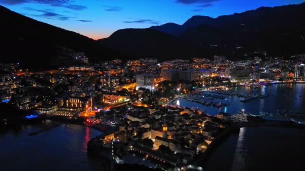 Ciudad Nocturna Turística Con Luces Eléctricas Colores Playas Sobre Telón — Vídeos de Stock