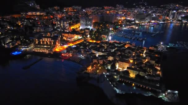 Kota Malam Turis Dengan Lampu Listrik Berwarna Dan Pantai Terhadap — Stok Video