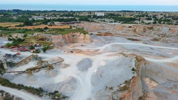 黑山素食地区的大型沙坑 以及在山区背景下提取纯白色天然沙土的现代设备和机械 Uhd Video实时4K — 图库视频影像