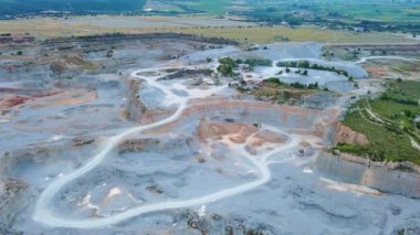 Bitkisel Karadağ 'ın doğasında büyük kum kraterleri ve dağların arka planında saf beyaz kumu çıkarmak için kullanılan modern ekipman ve makineler. UHD Video gerçek zamanlı 4K