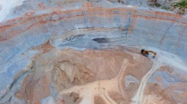 Bitkisel Karadağ 'ın doğasında büyük kum kraterleri ve dağların arka planında saf beyaz kumu çıkarmak için kullanılan modern ekipman ve makineler. UHD Video gerçek zamanlı 4K