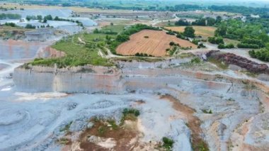 Bitkisel Karadağ 'ın doğasında büyük kum kraterleri ve dağların arka planında saf beyaz kumu çıkarmak için kullanılan modern ekipman ve makineler. UHD Video gerçek zamanlı 4K