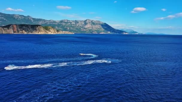 Vários Pequenos Barcos Motor Turísticos Flutuam Superfície Azul Mar Criando — Vídeo de Stock