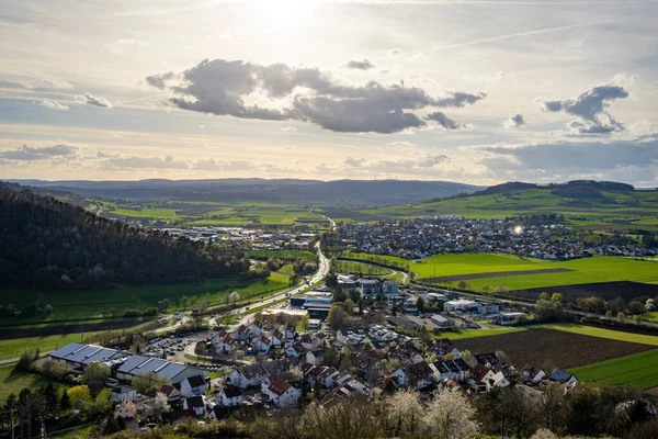 Uma Pequena Cidade Rural Europeia Com Rodovias Estradas Campos Agrícolas Fotografia De Stock