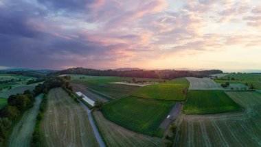 Vadideki panorama, sonsuz yeşil çayırlar, tarım ekinleri, sık karışık vahşi ormanlar ve akşamları bulutlu mavi gökyüzüne karşı yalnız çiftlikler.